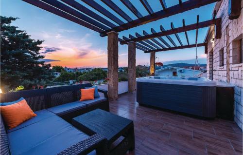 Rogoznica House | Lovely Home In Rogoznica With Jacuzzi