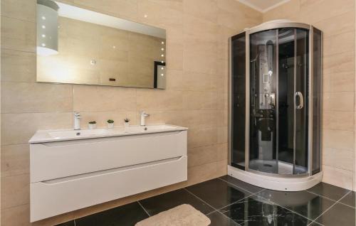 Hrvace House | Elegant Rumin Home with Kitchen, Pool & Hot Tub Access