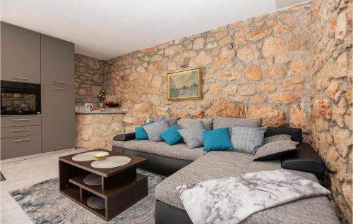 Runovici House | Perfect Getaway in Runovic: Pet-Friendly & Pool Access