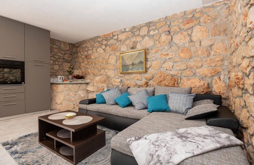 Runovici House | Idyllic Cottage with Ocean View & Unique Panorama