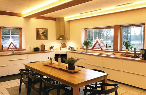 Sandhem House | Cozy Cottage Retreat Near Sandhem with Lake View & Spa