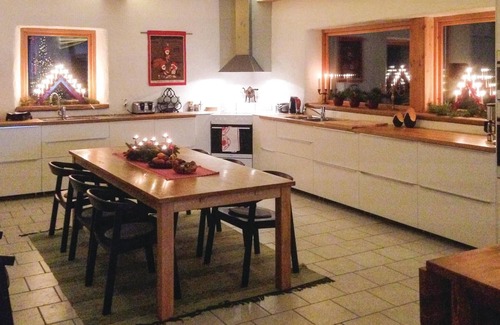 Sandhem House | Cozy Cottage Retreat Near Sandhem with Lake View & Spa