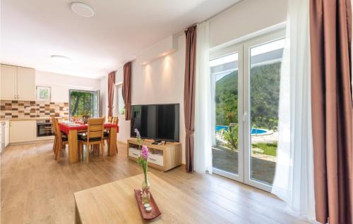 Slime House | Pet-Friendly Retreat in Slime with Pool and Kitchen Access