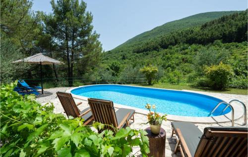 Slime House | Pet-Friendly Retreat in Slime with Pool and Kitchen Access