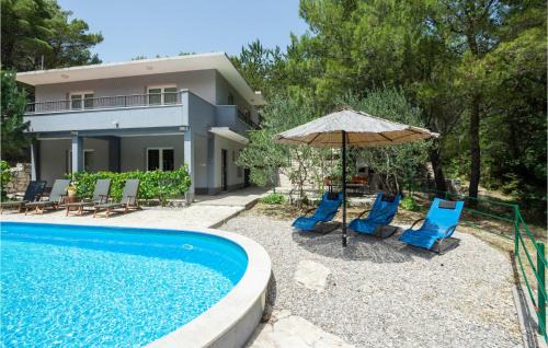 Slime House | Pet-Friendly Retreat in Slime with Pool and Kitchen Access