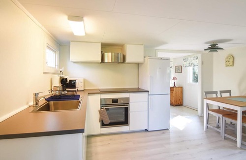 Stenkullen House | Cozy Cottage with Lake View & Spa for Budget Travelers