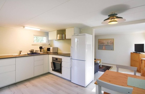 Stenkullen House | Cozy Cottage with Lake View & Spa for Budget Travelers