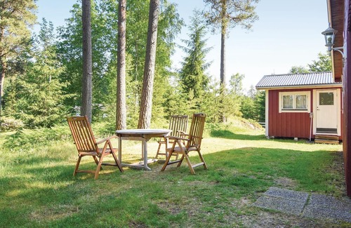Stenkullen House | Cozy Cottage with Lake View & Spa for Budget Travelers