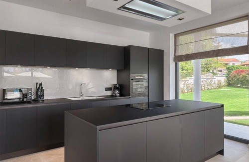 Kringa House | Elegant 4-Bedroom Retreat with Pool in Tinjan