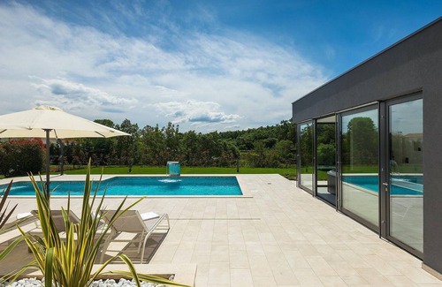 Kringa House | Elegant 4-Bedroom Retreat with Pool in Tinjan
