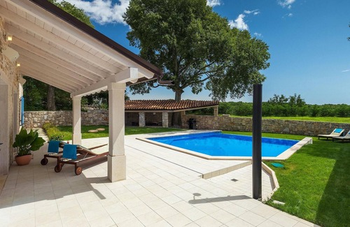 Tinjan House | Spacious 4-Bedroom Family Retreat in Tinjan with Pool