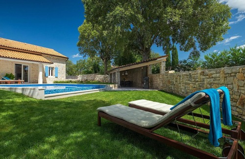 Tinjan House | Spacious 4-Bedroom Family Retreat in Tinjan with Pool