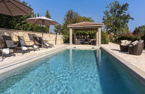 Kringa House | Family-Friendly 4 Bedroom Accommodation in Tinjan with Pool