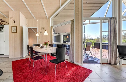 Hov House | Ideal Retreat with Ocean View in Cozy Hou Cottage Area