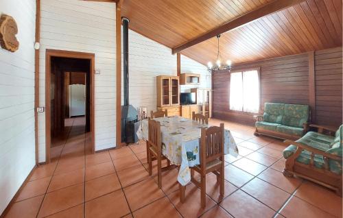 Turis House | Relaxing Retreat in Turs with Inviting Swimming Pool