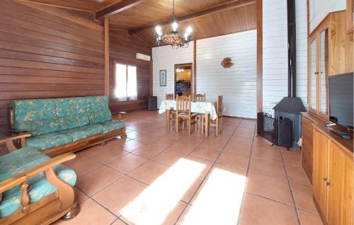 Turis House | Relaxing Retreat in Turs with Inviting Swimming Pool