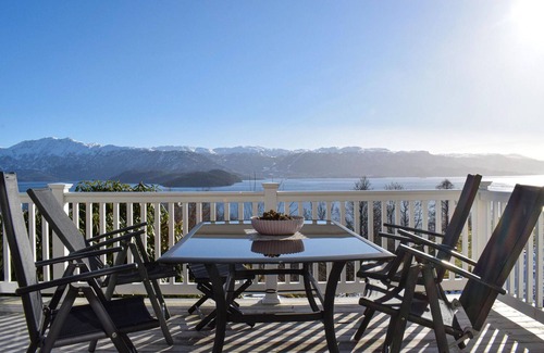 Kvinnherad House | Cozy Cottage with Private Garden and Fjord Views