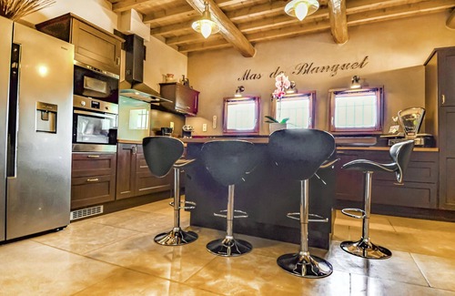 Vallabregues House | Spacious 6-Bedroom Retreat with Pool in Vallabregues