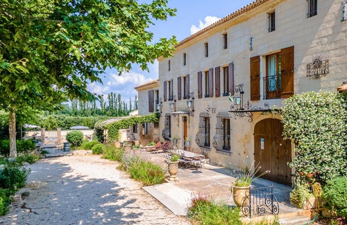 Vallabregues House | Spacious 6-Bedroom Retreat with Pool in Vallabregues