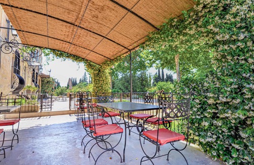 Vallabregues House | Spacious 6-Bedroom Retreat with Pool in Vallabregues