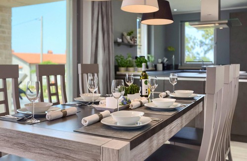 Vrh Lasici House | Top-Rated 3 Bedroom Stay in Vizinada with Pool & Spa
