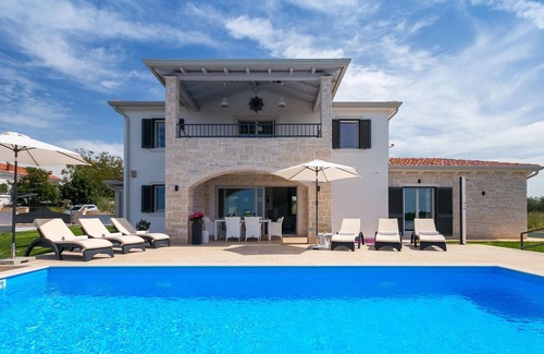 Vrh Lasici House | Top-Rated 3 Bedroom Stay in Vizinada with Pool & Spa