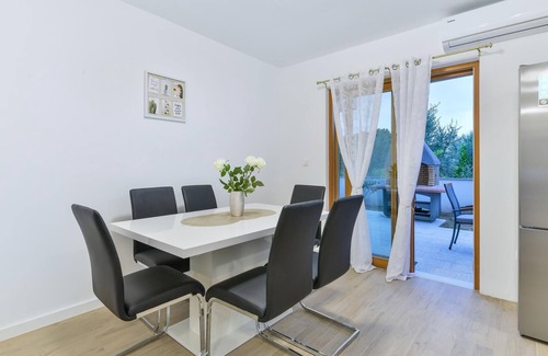 Zaton House | Lovely home in Zaton with WiFi