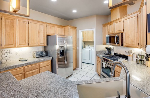 Windsor House | Lovely home next to golf course in heart of wine country w/AC, patio, hammock