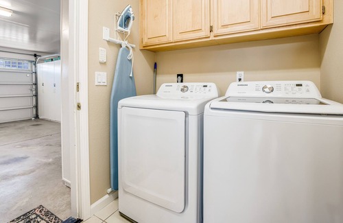 Windsor House | Lovely home next to golf course in heart of wine country w/AC, patio, hammock