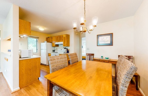 Brewster House | Stylish Home Near Shops with Free WiFi and Pool Access