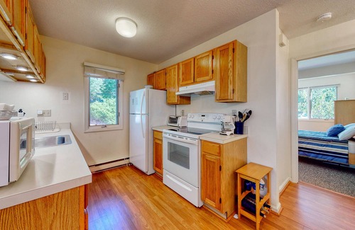 Brewster House | Stylish Home Near Shops with Free WiFi and Pool Access