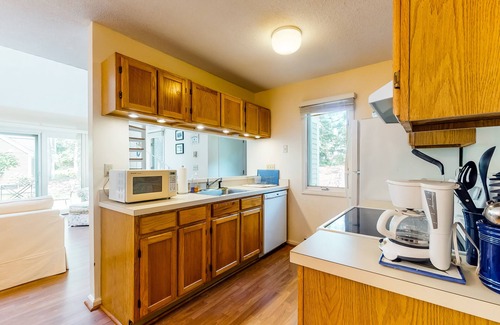 Brewster House | Stylish Home Near Shops with Free WiFi and Pool Access