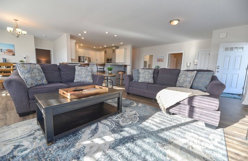 Long Neck House | Cozy Waterfront Retreat with Private Beach & Family Fun