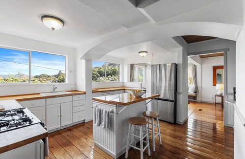 Sausalito House | Inviting View Home - Walk to Town & Guest Rated 9.4/10