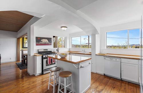 Sausalito House | Inviting View Home - Walk to Town & Guest Rated 9.4/10