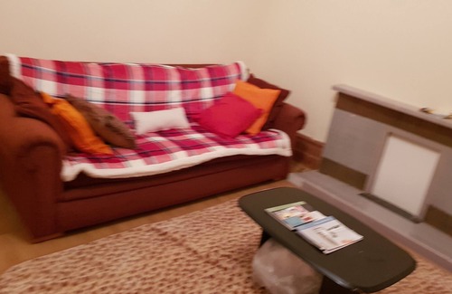 West Thornton House | Convenient Home Near Central London with Pool and Parking