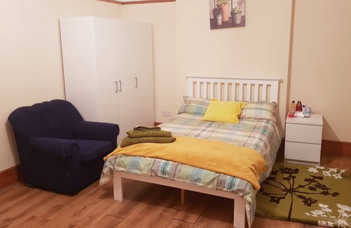 West Thornton House | Convenient Home Near Central London with Pool and Parking