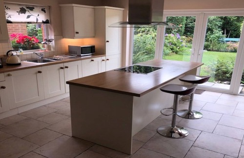Belfast House | Inviting House with Garden, Pool & Breakfast - Rated 10/10
