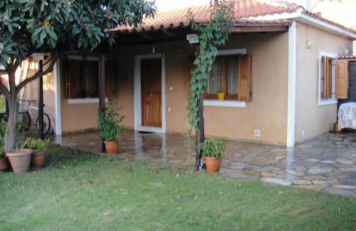 Artemida House | Beautiful House with Garden in Prime Location, Pet Friendly!