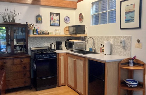 Brunswick Apartment | Cozy Intown Cottage with Ocean Views near Beaches & Hiking