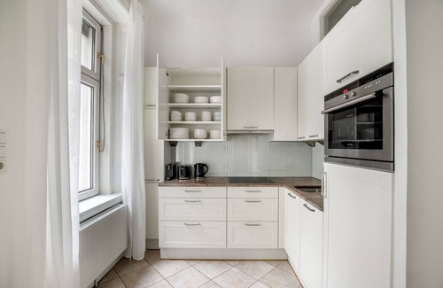 Altlerchenfeld Apartment | Modern Josefstadt 2BR with Elevator & Pet-Friendly Perks
