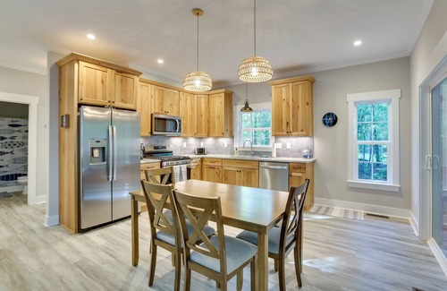Manson House | Charming Kerr Lake House with Private Dock and Spa Access