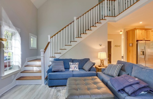 Manson House | Charming Kerr Lake House with Private Dock and Spa Access