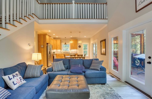 Manson House | Charming Kerr Lake House with Private Dock and Spa Access