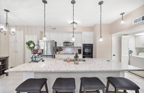 Kingwood House | Inviting Kingwood 3BR Townhouse with Kitchen & Breakfast