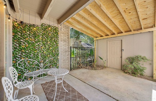 Kingwood House | Inviting Kingwood 3BR Townhouse with Kitchen & Breakfast