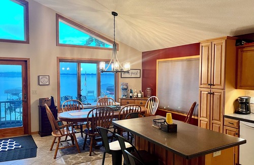 Willmar House | Serene Lake House Getaway on Eagle Lake - Rated 9.8/10