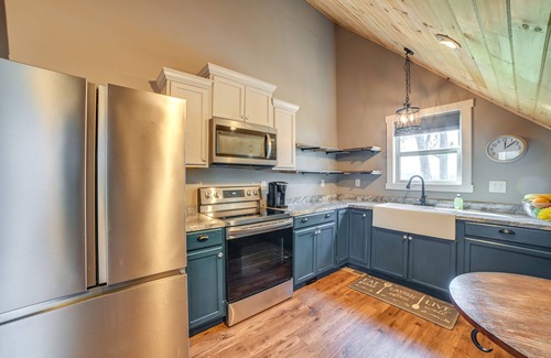Olivehill Apartment | Perfect Lakefront Apartment with Spa and Boat Access