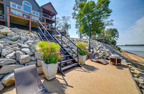 Olivehill Apartment | Idyllic Lakefront Apartment with Family-Friendly Features