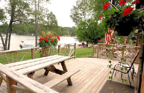 West Branch House | Lovely Lakefront Cabin Rental for Five Guests in West Branch, Michigan